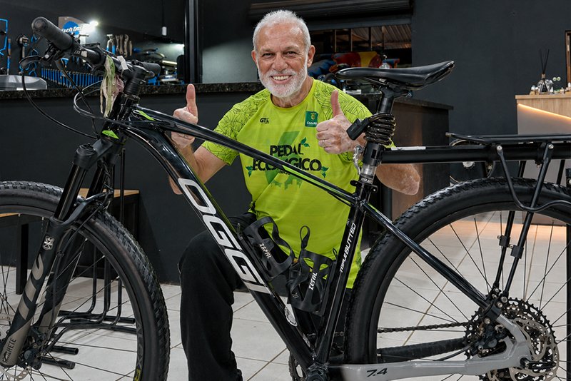 Nino na bicicleta à noite